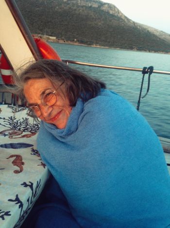 Jadu & Oma Maria: „Sie möchte fliegen, einmal in ihrem Leben. Also reisen wir nach Sardinien“ 3 Hey Nana - Jadu und Oma Maria